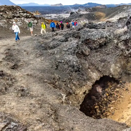 Wanderung durch die mystische Lavalandschaft von Leirhnjúkur Wandergruppe auf dem rauchenden Leirhnjúkur Lavafeld im Krafla-Vulkansystem in Nordisland.