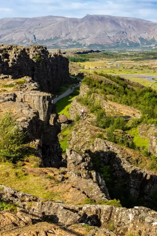 Almannagjá-Schlucht im Þingvellir-Nationalpark Blick in die Almannagjá-Schlucht im Þingvellir-Nationalpark mit Wanderweg zwischen den tektonischen Platten.