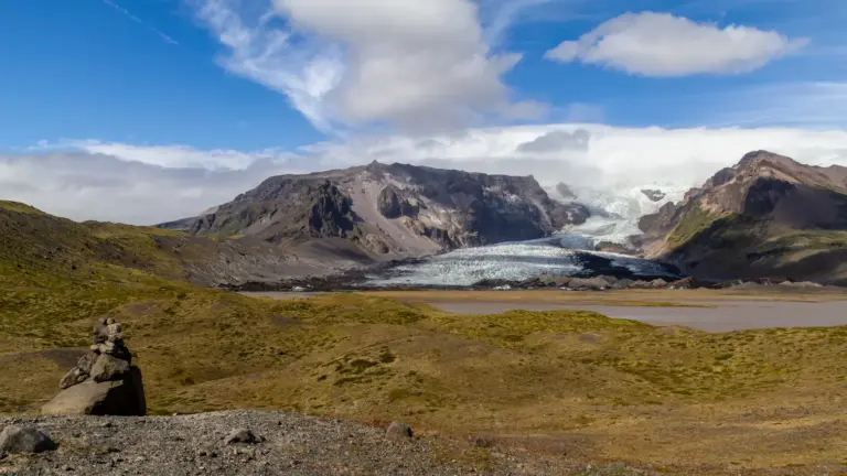Weite Vulkanlandschaft mit Gletscher in Island – typische Kulisse für Wanderungen