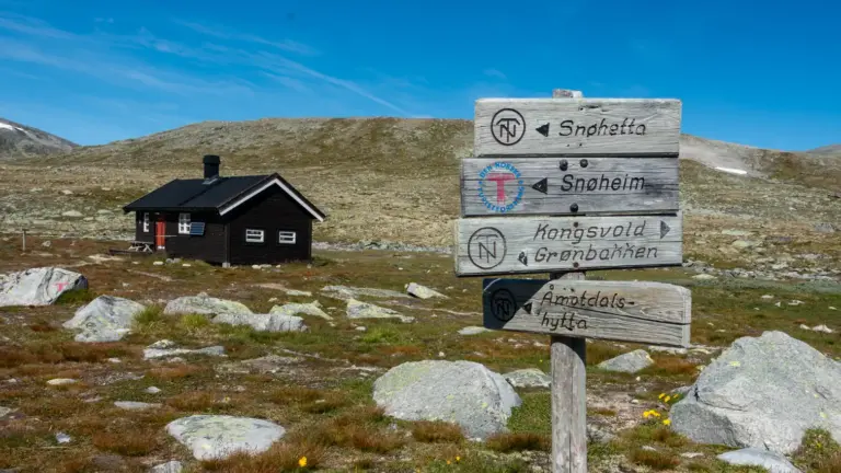 Wegweiser an Reinheim-Hütte Wegweiser an Reinheim-Hütte