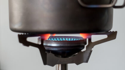 Flamme bei Wind unter kleinem Topf