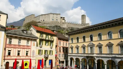 Piazza Collegiata in Bellinzona mit dem imposanten Castelgrande Piazza Collegiata in Bellinzona mit dem imposanten Castelgrande