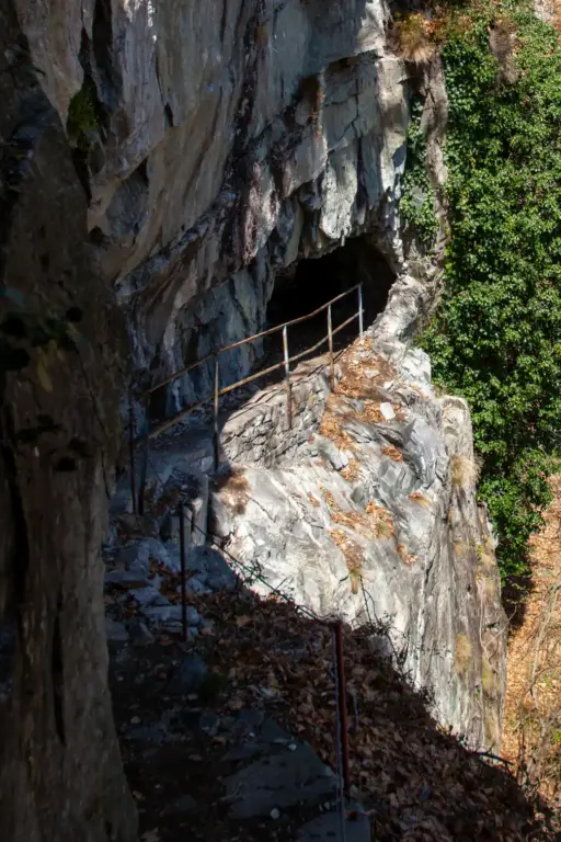 Rustikaler Bergweg am Aufstieg zum Salmone Rustikaler Bergweg mit verrostetem Geländer am Abhang vor Tunneldurchgang am Aufstieg zum Salmone