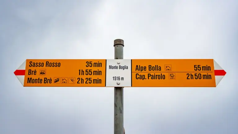Wegweiser am Gipfel des Monta Boglia Wegweiser am Gipfel des Monta Boglia