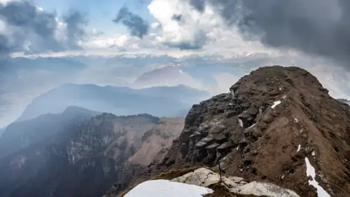 Frühjahrswandern im Tessin: Panorama-Touren auf aussichtsreichen Berggraten Wanderweg auf einem alpinen Berggrat am Monte Generoso im Tessin im Frühling mit Panorama und Schneeresten