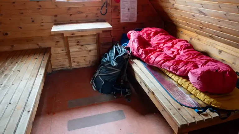 Erholungspause in der Schutzhütte Hulke im Jämtland Erholungspause in der Schutzhütte Hulke im Jämtland