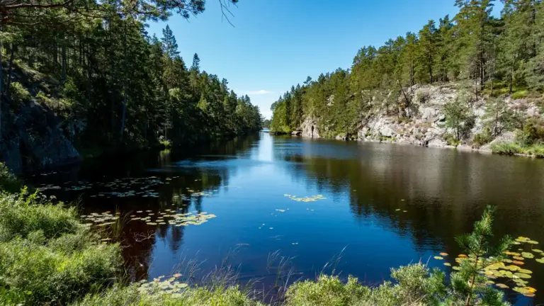 Rumpesjön Der tiefblaue, langgezogene, See "Rumpesjön", rechts und links daneben Felswände mit sichtem Wald oberhalb