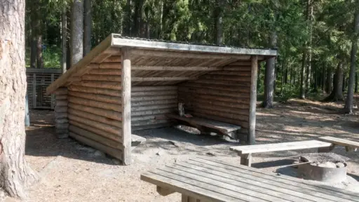 Shelter mit Feuerstelle