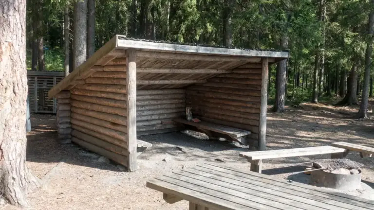 offenes Shelter mit Feuerstelle am Höga Kustenleden offenes Shelter mit Feuerstelle am Höga Kustenleden