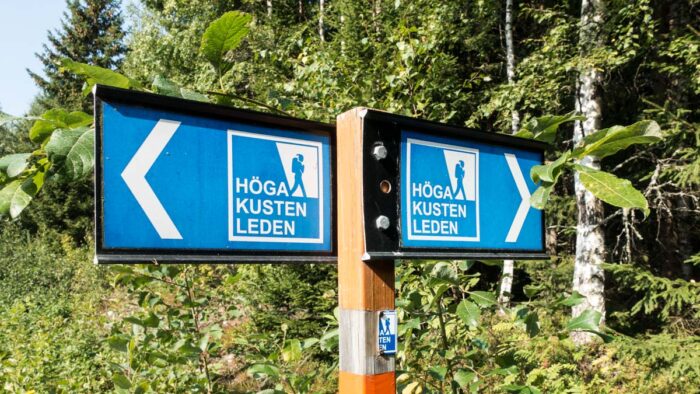 Wegmarkierung "Höga Kustenleden" am Nationalparkeingang