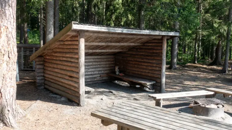 offenes Shelter mit Feuerstelle