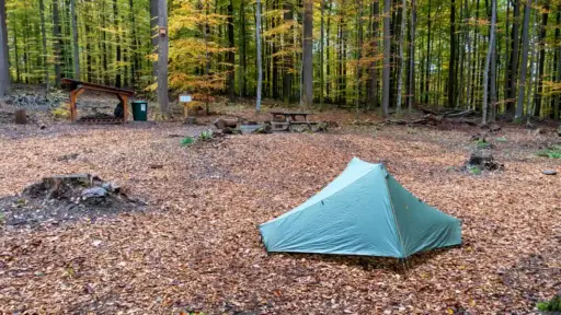 Trekkingplatz Jagdpfad Trekkingplatz Jagdpfad im Spessart mit Zelt (Tarptent Notch), Feuerstelle, Sitzgelegenheiten, Brauchwassertonne und Holzlager