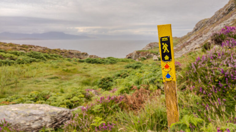 Wanderwegmarkierung in Irland
