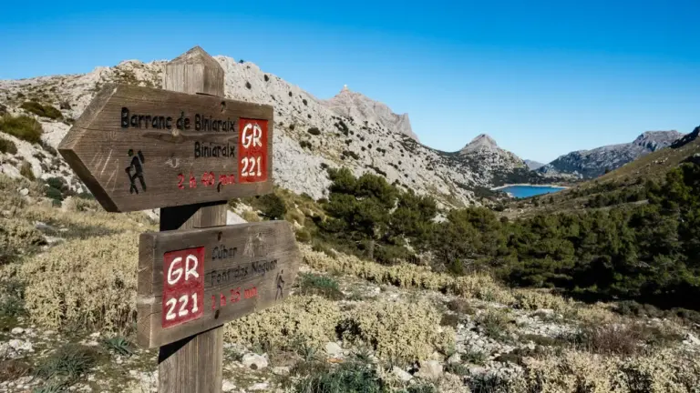 GR 221 Wegweiser Gorg Blau Trekking auf dem GR 221: Wegweiser des Fernwanderwegs vor dem Stausee Gorg Blau im Tramuntana-Gebirge auf Mallorca.