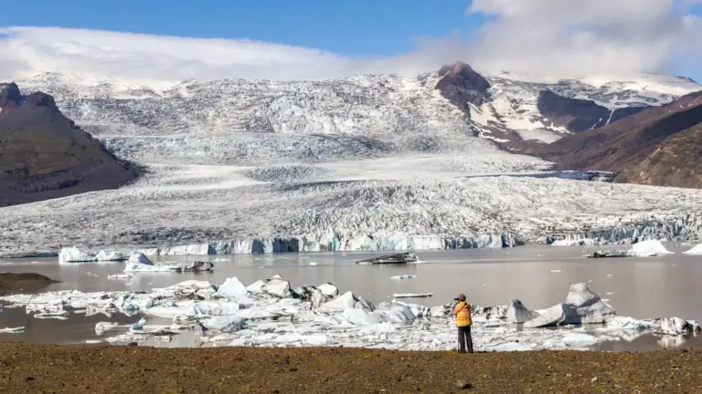 Gletscherlagune Fjallsárlón Gletscherlagune Fjallsárlón mit Fotograf klein im Vordergrund