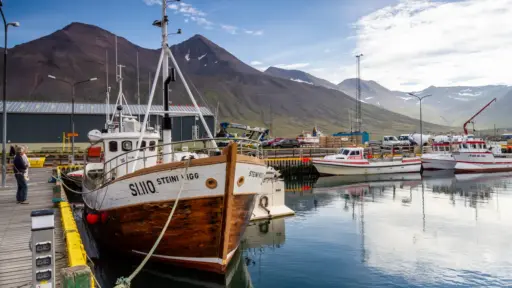 Hafen Siglufjörður Hafen Siglufjörður, im Vordergrund ein Fischfangschiff mit Holzkiel