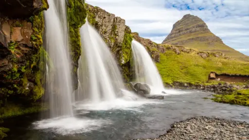 Kirkjufellsfoss mit Kirkjufell Kirkjufellsfoss mit Berg Kirkjufel im Hintergrund