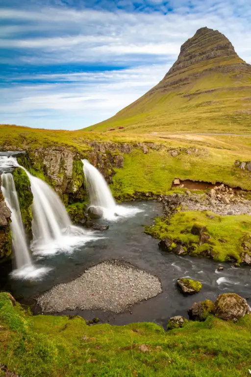 Kirkjufellsfoss mit Kirkjufell Kirkjufellsfoss mit Berg Kirkjufell im Hintergrund