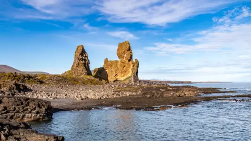 Lóndrangar Basaltklippen Basaltklippen und Gesteinsformationen mit Meer