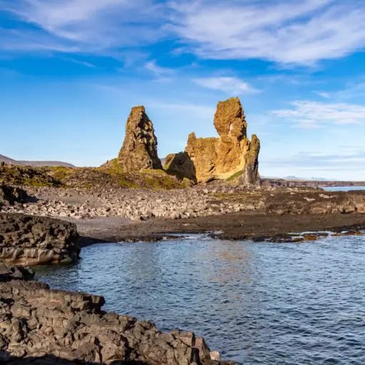 Lóndrangar Basaltklippen Basaltklippen und Gesteinsformationen mit Meer