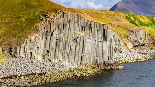 Staðarbjörg-Basaltsäulen in Ólafsfjörður Staðarbjörg-Basaltsäulen in Ólafsfjörður