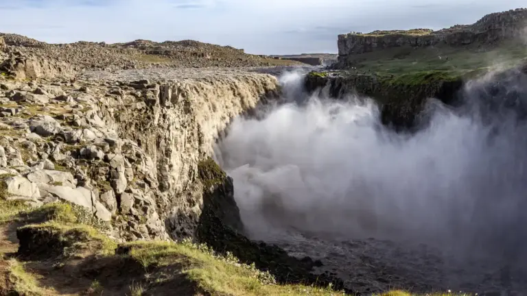 Der Dettifoss-Wasserfall in Island, der mächtigste Wasserfall Europas, stürzt mit enormen Wassermassen und Sprühnebel in die Jökulsárgljúfur-Schlucht.