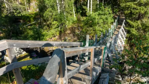 Holztreppe und Hängebrücke über den Ulankajoki Holztreppe und Hängebrücke über den Ulankajoki