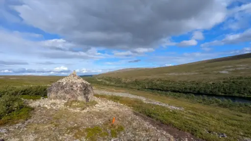 Steinmaennchen mit Fjell-Panorama Steinmaennchen auf einem Findling mit Fjell-Panorama bei wechselhaftem Himmel.