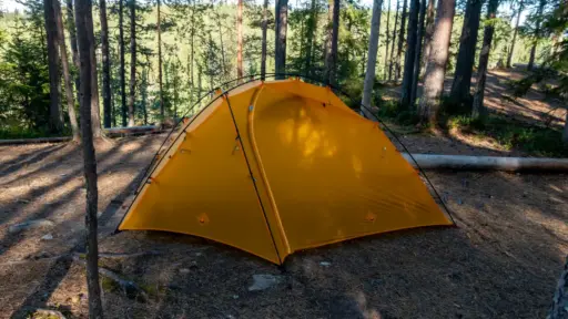 Zelten bei Taivalköngäs Eingelbes Zelt (Big Sky Chinook 1P) beim Zelten in einem Wald.