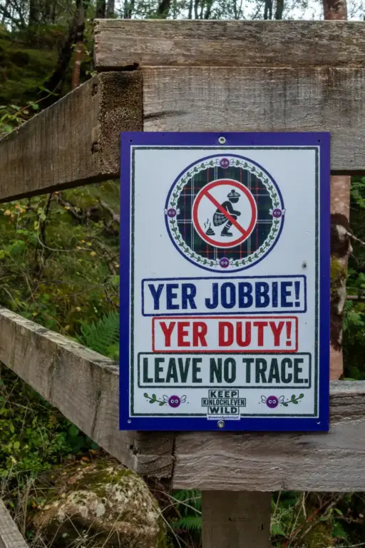 Leave no trace – Schild Leave no trace - Schild in verschiedenen Sprachen mit Piktogramm (durchgestrichener Toilettengang)