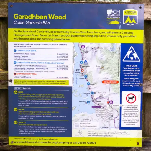 Hinweisschild zur Camping Management Zone am Loch Lomond Hinweisschild mit Karte der Camping-Verbotszone und Hinweisen zu legalen Übernachtungsmöglichkeiten inklusive Telefonnummern