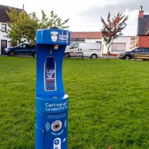 Oeffentlicher Wasserspender in Schottland blaue Säule als Wasserspener mit Touch-Bedinung